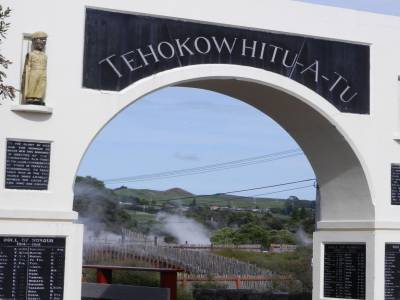 L'entrée du Whaka village