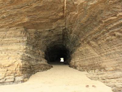 Tunnel creusé par la mer entre la plage de la roche percée et la baie des tortues
