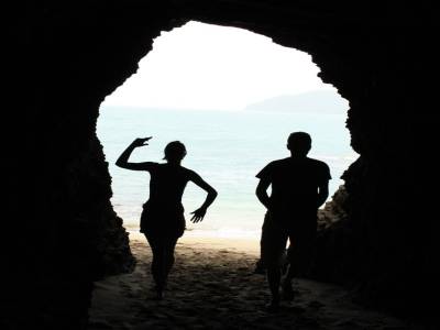 Tunnel creusé par la mer entre la plage de la roche percée et la baie des tortues
