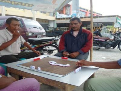 Une partie de domino avant de prendre le bus pour Medan