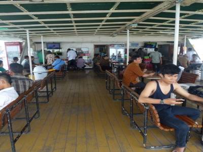 Caféteria à l'arrière du bateau
