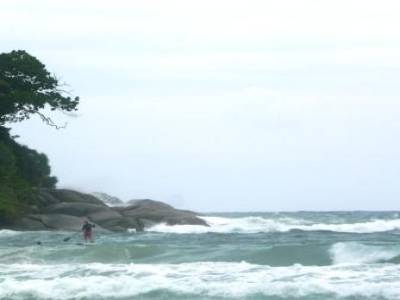 Stand up paddle sur la plage de Kata