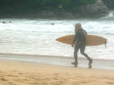Un autre style pour ce surfeur thailandais...