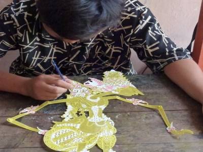 Fabrique de marionnettes en cuire dans le Kraton