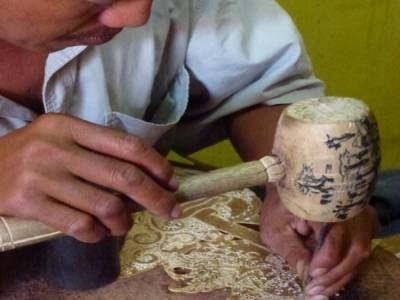 Fabrique de marionnettes en cuire dans le Kraton