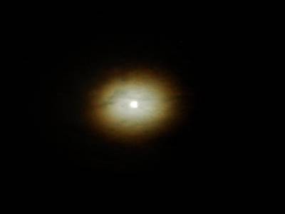 Eclipse partielle et halo de lumiere