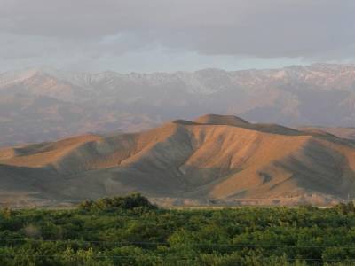 Magnifique coucher de soleil sur les montagnes d'Azerbaidjan