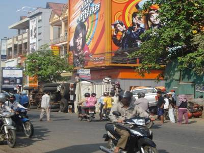 Un camion renverse dans une rue de Phnom-Penh