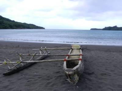 La plage de sable noir juste devant notre bungalow