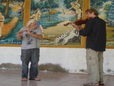 Dede a la flute traversiere et Nono au violon dans un temple