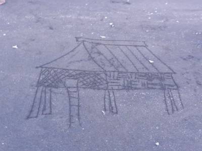 Des enfants nous ont dessinés leur maison sur le sable
