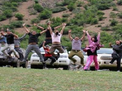 It's the jumping "Luxury Off road" team!