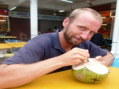 Avec une noix de coco. On en a bu quelques unes depuis le début du voyage, c'est vraiment très rafraichissant!