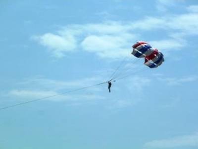 Pauline en plein Parasailing