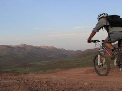 Village d’Abyaneh - balade en VTT - Ouf la descente!