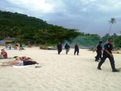 Arrivée en masse de policiers sur la plage au Pulau Perhentian pour faire fermer les paillotes illégales... Pour la petite histoire, elles ont toutes été reconstruites sitôt leurs dos tournés... Quelle autorité !