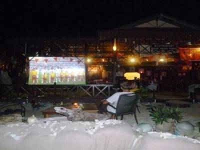 Rétroprojecteur spécialement installé pour le foot au KBC de Pulau Kapas