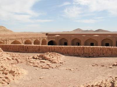 Plein Sud.. Beau caravanserail abandonné et désert
