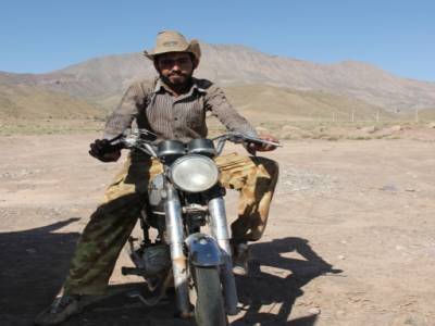..et le motard iranien qui sillonne le desert partout (remake d Easy Rider avec celui la)