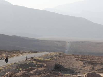 Loooongue descente de 50 km ... pour tomber a moins de 300 m d altitude dans la fournaise du desert de Kalut.