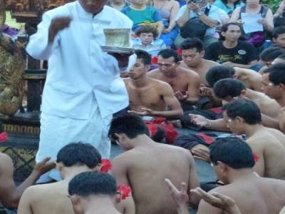 Bénédication avant la danse kecak à Uluwatu