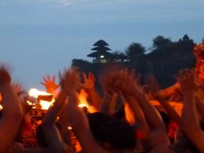 Danse Kecak à Uluwatu ou le concours de hola
