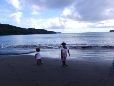 Des enfants sur la plage de Hotspring