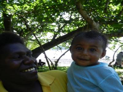 Flora et un bébé du village