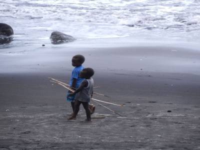Enfants du village qui s'entraînent à l'arc