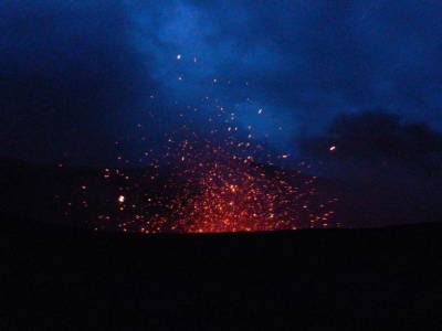 C'est vraiment impressionnant la violence de l'explosion qui vient juste avant l'erruption !