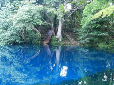 Une des nombreux blue holes de l'île