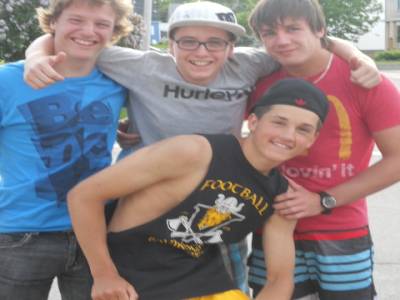 Robin avec ses chums: Tomy, JP, et Marky