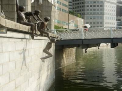 Les quais sont jalonnés de sculptures, toutes plus belles les unes que les autres