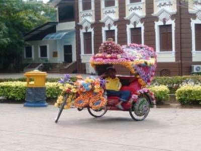 Un Trishaw. Les plus kitschs se trouvent à Malacca, décorés de fleurs avec Musique en stéréo et klaxon en cucaracha...