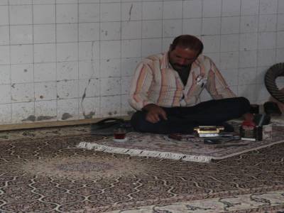 Un réparateur de tapis ...