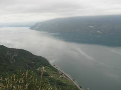 lac du bourget vu du dessus 17km par 3 au plus large et pour 140m de prfondeur au plus, seul lac naturel de france.