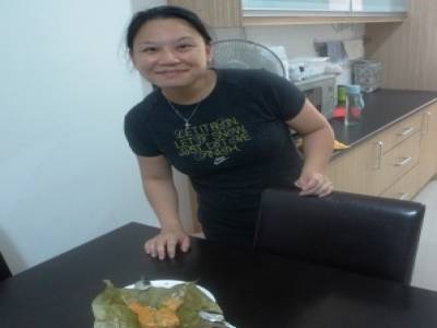 Jamie, fine cuisinère nous a fait découvrir une spécialité nonya : du poisson cuit dans un curry de coco, le tout dans une feuille de bananier. Un délice !