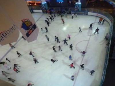 Piste de patinage en plein centre commercial
