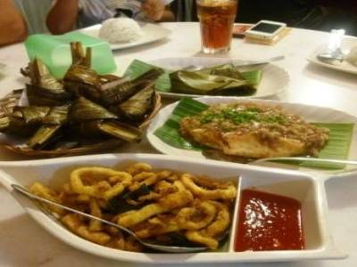 Super resto nonya. Au menu, calamars frits, poulet marinés dans des feuilles de banane, omelette aux oignons, poissons... Un régal !