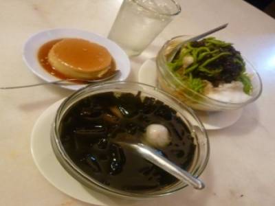 Les desserts favoris des malaisiens. En faut à gauche "crème caramel", à droite "le cendol" - glace pilée avec des haricots rouges, des pattes de soja et du sirop de palme, en bas de la "black jelly"