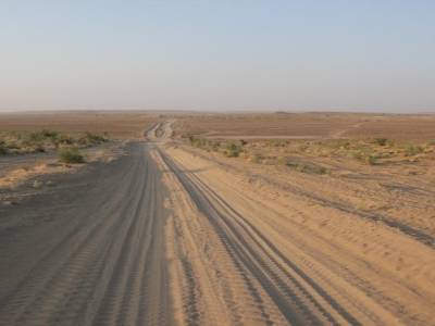 En plein milieu du désert, une piste d'une dizaine de km vers ...