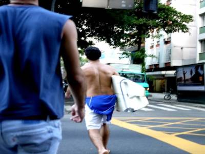 Dans la rue, surf sous le bras