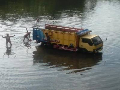On lave le camion au milieu d'une rivière
