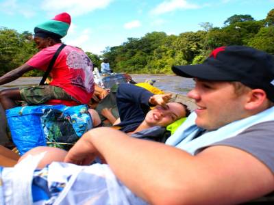 Pirogue entre Papaïchton et Grand Santi