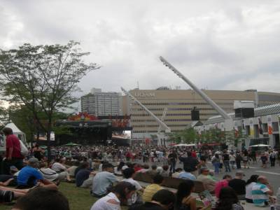 e site est juste immense, c est tout un quartier en centre ville qui est reserve pour le festival, des scenes de partout, 1 des plus grands festivals au monde, entree gratuite mais du coup conso tres cheres