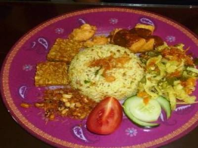 Yellow rice. Un mélange d'épice indonésienne avec du tempe (gâteau au lait de soja fermenté)