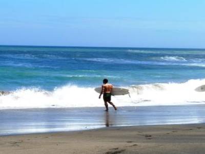 Les surfeurs à l'eau