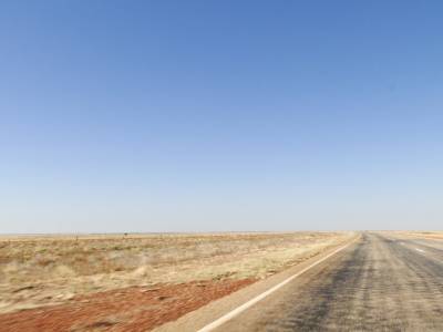 Sur la route pour rejoindre Lngreach, et il n'y a rien, rien, rien pendant des kilometres