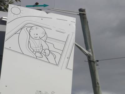 Et surtout, n'oublie pas : On ne laisse pas les enfants au soleil enfermes dans la voiture