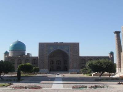 Le joyau de la ville : le Registan (place sabloneuse)